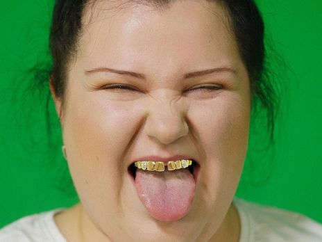 ﻿Пишнотіла alyona alyona зняла на відео пірнання в басейн