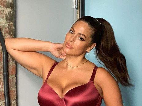 ﻿Plus size модель Грем перед камерою погодувала сина грудьми