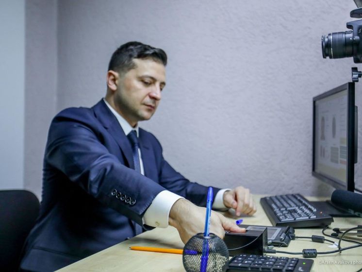 Зеленский стал первым украинцем, получившим ID-карту с электронной подписью