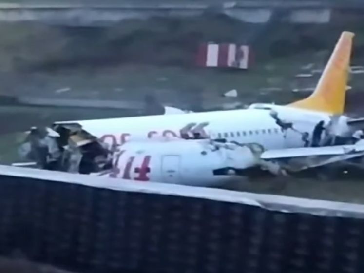 ﻿В аеропорту Стамбула після приземлення літак розвалився на частини. Відео