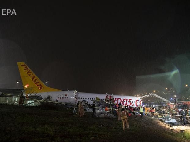 В результате крушения самолета в аэропорту Стамбула погиб человек