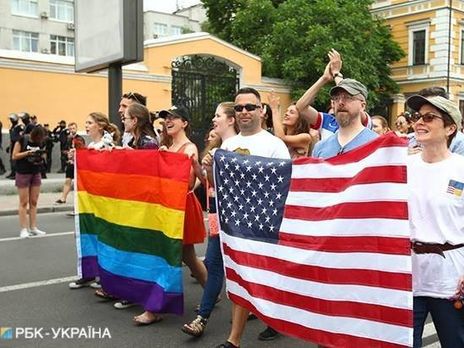 ﻿Американський пастор просив Помпео звільнити Йованович через її підтримку ЛГБТ