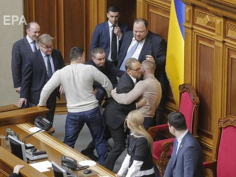 В Раде из-за законопроекта о рынке земли произошло несколько потасовок. Видео