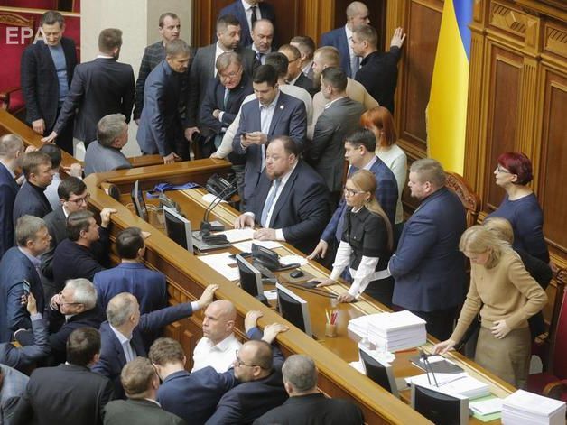 ﻿Тимошенко приблизно вісім годин із перервами стояла біля крісла Разумкова, протестуючи проти закону про ринок землі