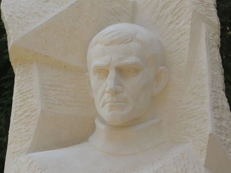 Во Львове открыли памятник украинскому поэту Стусу