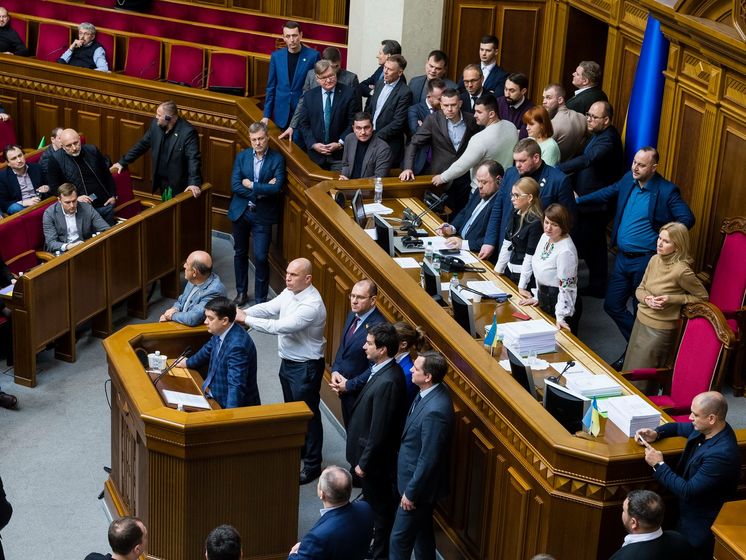 Арахамия считает, что "Батьківщина" должна в десятикратном размере заплатить за сломанный Тимошенко микрофон в Раде