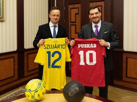 ﻿Гончарук подарував Сіярто футболку з номером 12, той у відповідь – із номером 10