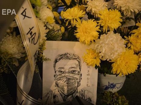 ﻿У Китаї несуть квіти до клініки лікаря, який одним із перших повідомив про новий коронавірус і дістав покарання від поліції. Фоторепортаж
