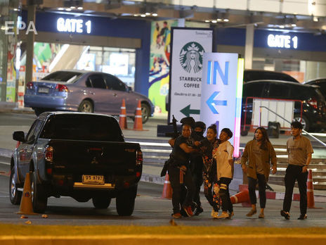 Тайский военный расстрелял 20 человек и захватил заложников в торговом центре. Фоторепортаж