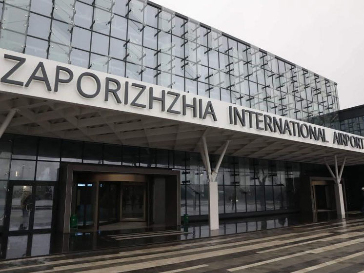 В аэропорту Запорожья пассажирка ударила пограничницу, ее госпитализировали – ГПСУ