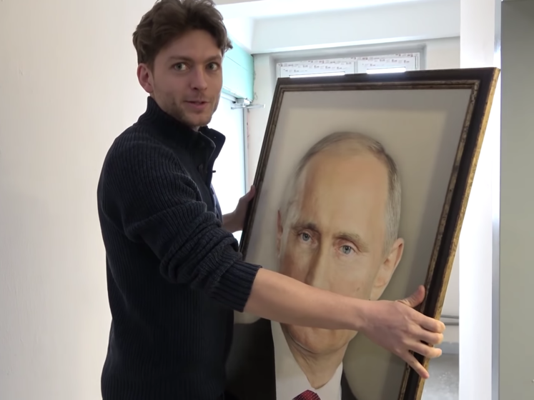﻿"Це найгірше, що могло статися з нашим будинком". Блогер повісив портрет Путіна в ліфті московської багатоповерхівки і записав реакцію мешканців. Відео