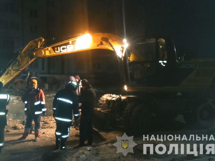 В Тернополе двух людей засыпало землей &ndash; полиция