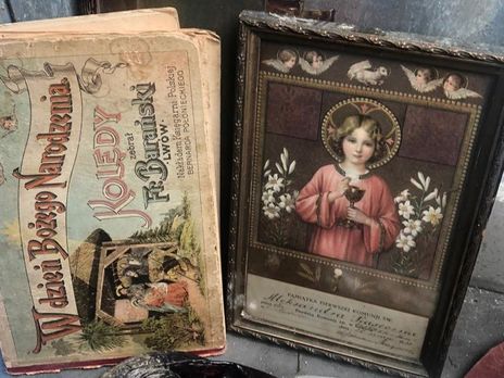 Икона, монеты, книги, медали. Таможенники сообщили, что женщина пыталась вывезти в Польшу более 100 старинных предметов