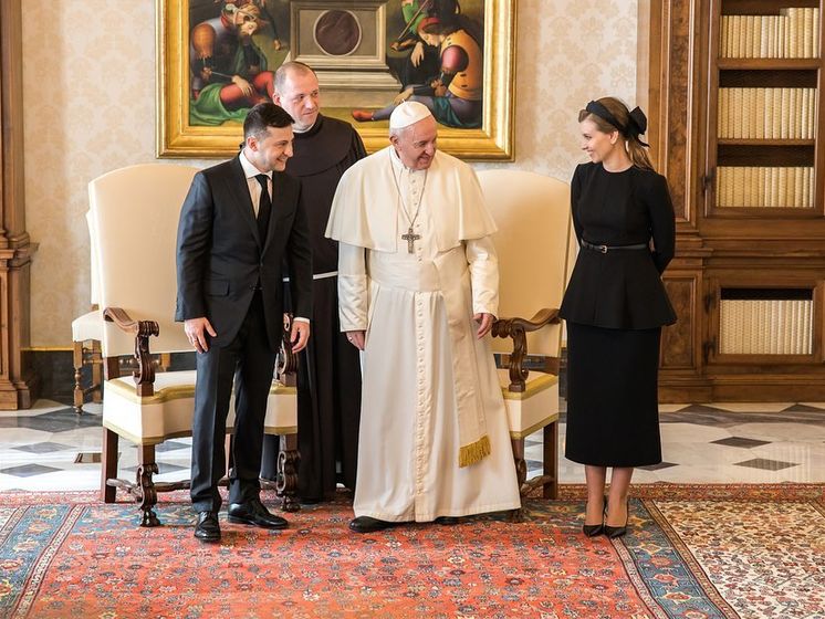 ﻿Зеленська з голови до ніг у чорному з'явилася на зустрічі з папою римським