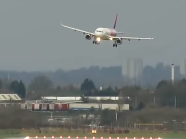 ﻿Airbus 321 ледь не знесло вітром у процесі приземлення під час шторму "Кіара". Відео