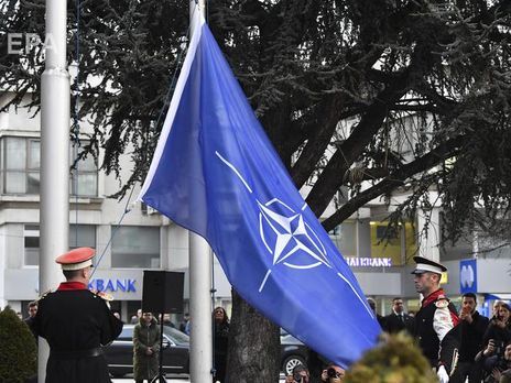 После ратификации протокола над зданием парламента Северной Македонии подняли флаг НАТО