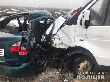 ﻿У Херсонській області автомобіль зіткнувся з пасажирським автобусом, загинуло троє людей