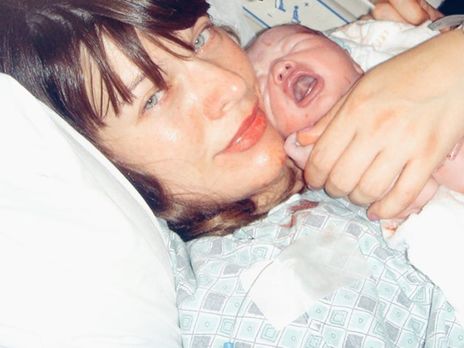 У новорожденной дочери Йовович обнаружили тяжелую форму желтухи