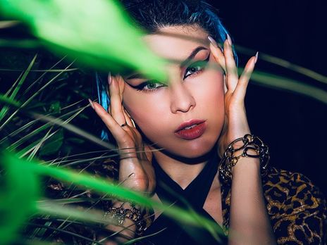 Maruv выставила для кадра пятую точку