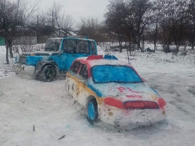 ﻿У Дніпрі зі снігу зліпили патрульний автомобіль. На місце викликали справжню поліцію