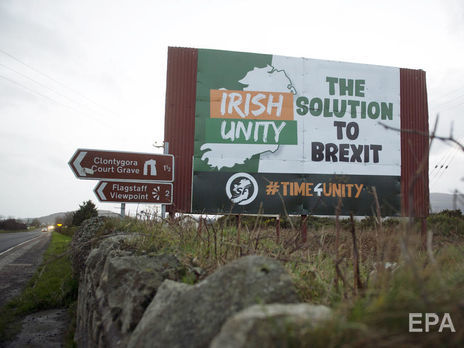 Плакат, вывешенный противниками выхода Великобритании из ЕС в городе Ньюри (Северная Ирландия): "Объединение Ирландии решение проблемы Brexit"