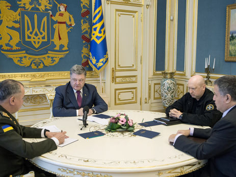 Порошенко поручил Луценко взять расследование ситуации с 