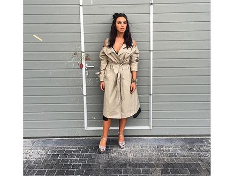 Джамала надела на своего пса прозрачный плащ