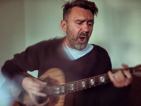 Шнуров опубликовал фото с длинными волосами