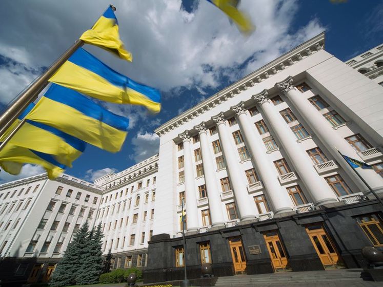 ﻿Офіс президента хоче судитися з журналістами "Схем", у Мюнхені запропонували Україні скандальний план "12 кроків". Головне за день