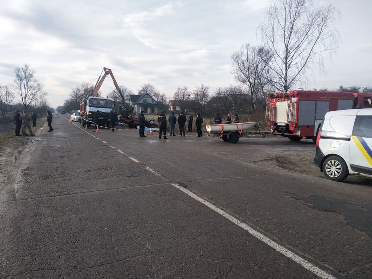 ﻿У Львівській області з озера дістали автомобіль із чотирма загиблими