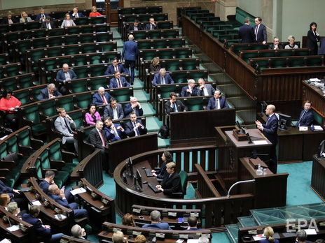 Польский депутат от правящей партии на заседании Сейма показала оппозиции средний палец