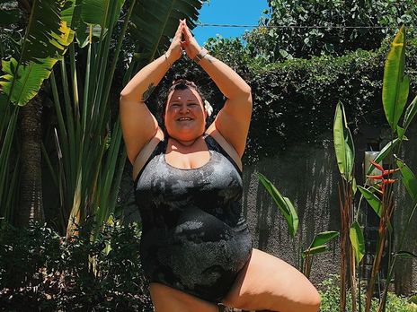 Пышнотелая alyona alyona продемонстрировала асаны йоги