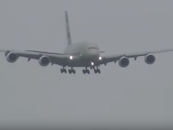 В Лондоне из-за шторма "Деннис" пассажирский самолет приземлился боком. Видео