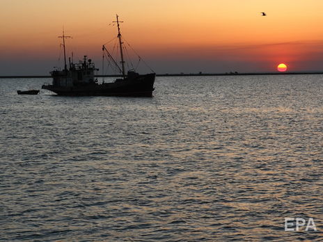 Украинских рыбаков задержали 15 февраля в Азовском море, на следующий день "суд" в аннексированном Крыму арестовал их на 10 суток