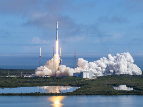 ﻿SpaceX спрямувала на орбіту чергову партію супутників для глобального інтернету, але втратила перший ступінь ракети