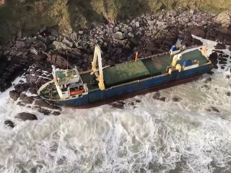 К берегу Ирландии прибило судно, которое дрейфовало в океане с 2018 года
