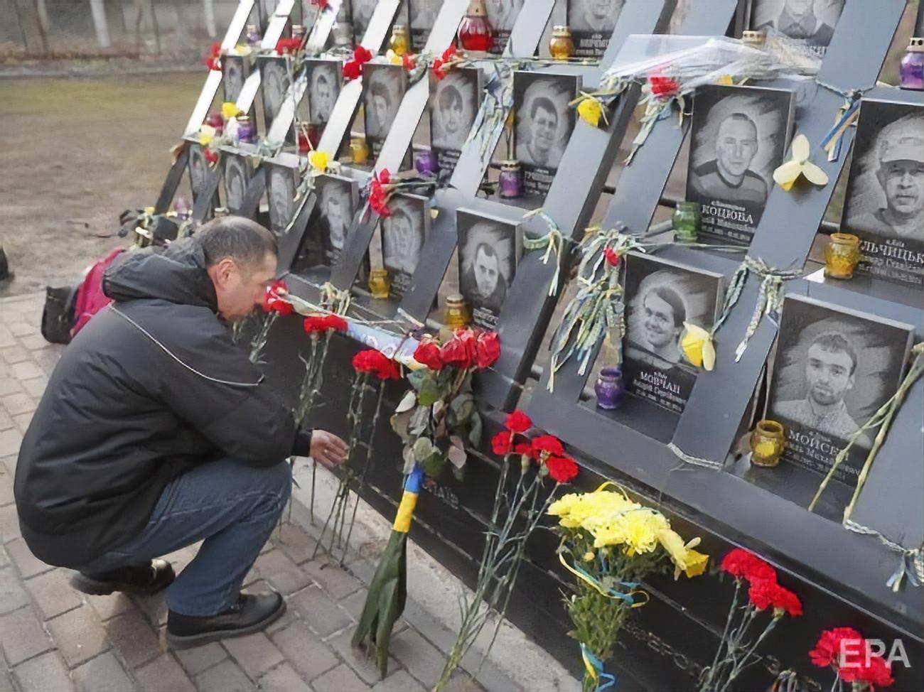 Сколько людей погибло в 2014. Майдан Украина 2014 погибшие. Майдан 2014 Небесная сотня. Мемориал небесной сотне.