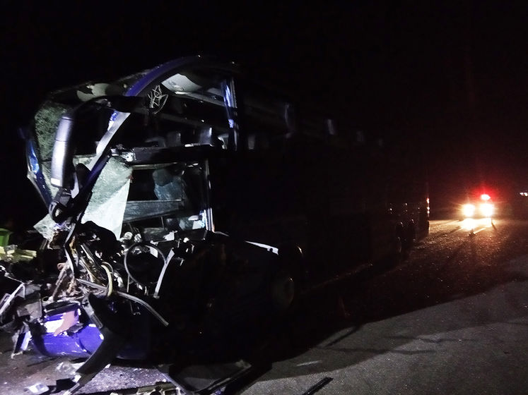 ﻿У Миколаївській області автобус зіткнувся з вантажівкою, постраждало 18 осіб – рятувальники