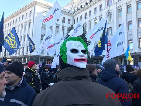 Под Офисом президента в Киеве протестуют против законопроектов о дезинформации и медиа. Фоторепортаж