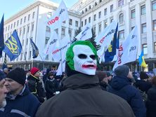 Под Офисом президента в Киеве протестуют против законопроектов о дезинформации и медиа. Фоторепортаж