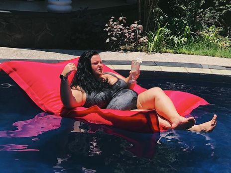 alyona alyona в купальнике засветила зону бикини