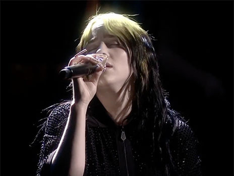 ﻿No Time To Die. Біллі Айліш уперше наживо виконала саундтрек до фільму 