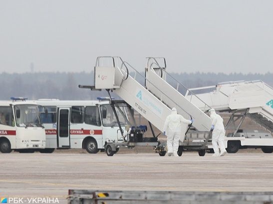 ﻿Літак з українцями з Уханя приземлився в аеропорту "Бориспіль"