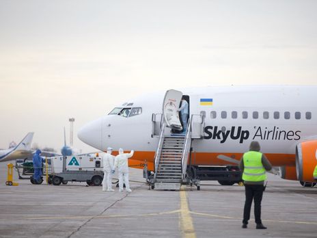 Обнародованы кадры из салона самолета, на борту которого находятся украинцы и иностранцы из Уханя. Видео