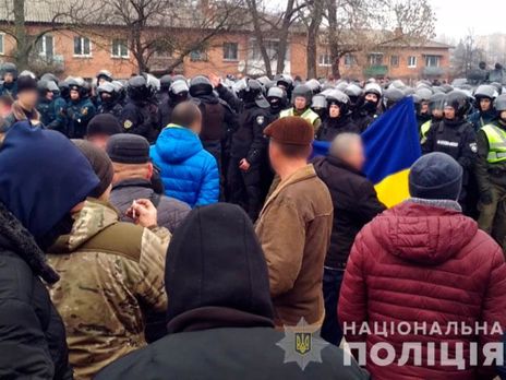 Эвакуация украинцев из Китая. В Полтавской области между полицией и местными жителями произошли столкновения