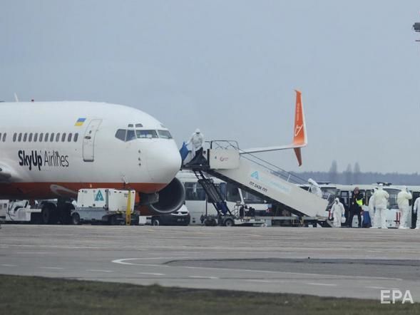 ﻿Літак з евакуйованими українцями сів у Харкові
