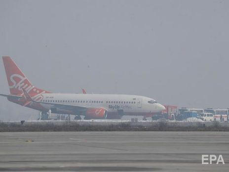 Эвакуированные из Уханя украинцы сошли с самолета. Видео