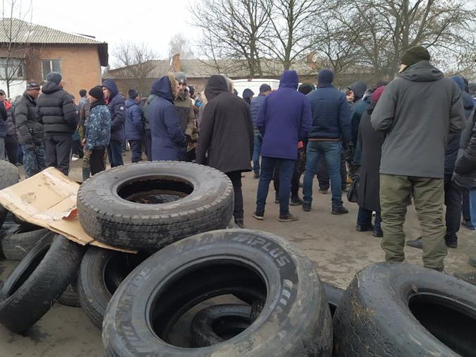 Столкновения и спецтехника. В Полтавской области продолжается протест против поселения украинцев из Уханя