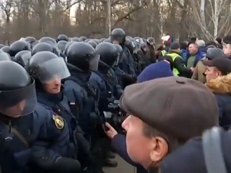 ﻿Автобуси з евакуйованими з Уханя ще не прибули в Нові Санжари. Протестувальники не розходяться – поліція