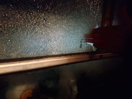 ﻿Автобуси з евакуйованими з Уханя прибули в Нові Санжари. У деяких були розбиті вікна